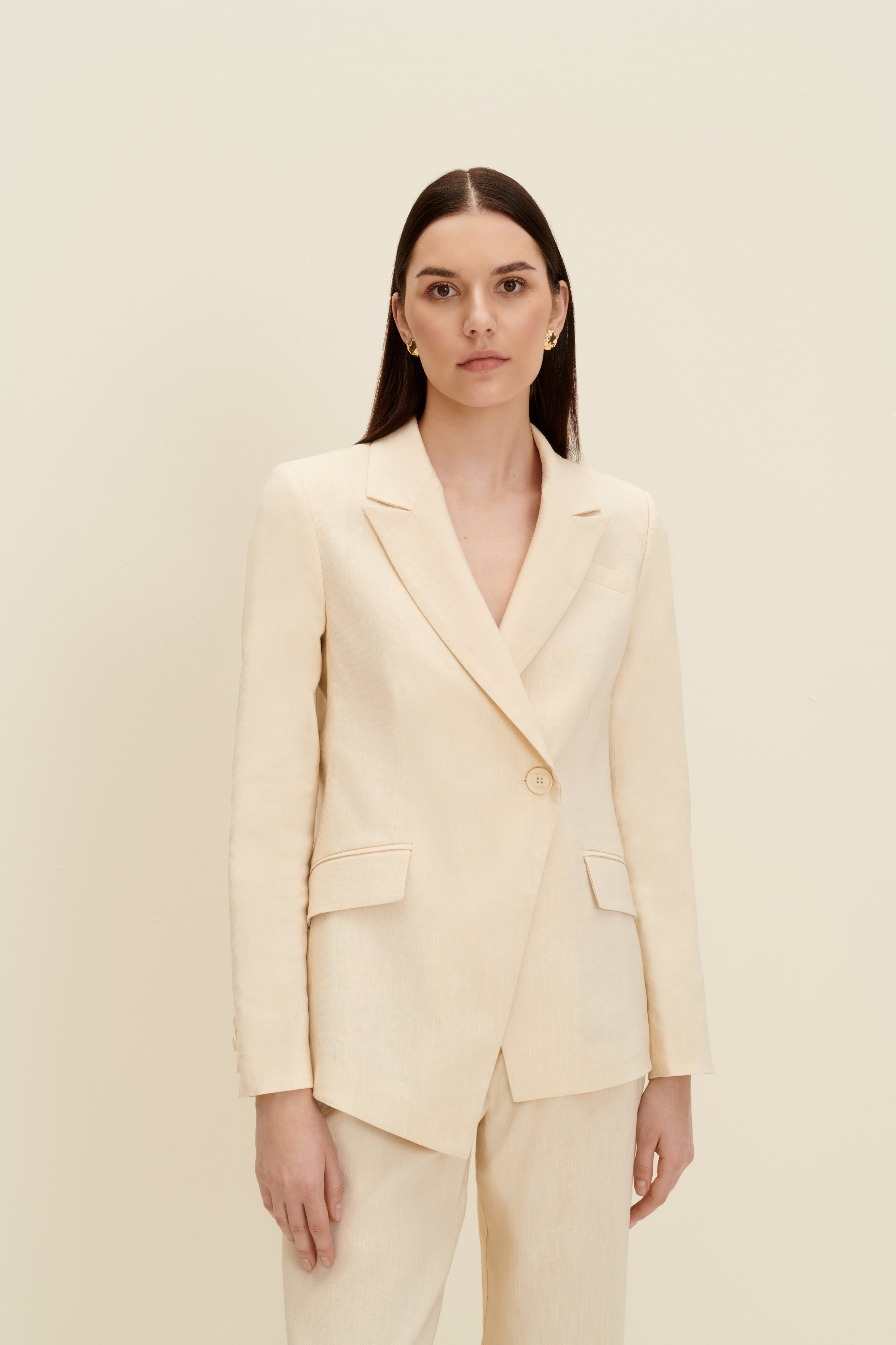 Tailored asymmetric blazer in Sandy Beige – JAAF EUR